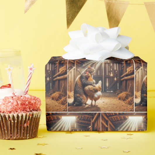 Katze umarmt ein Hühnchen auf einer Farm Geschenkpapier (Geburtstagsparty)