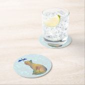 Katze und blaue Libelle Runder Pappuntersetzer (Vor Ort)