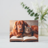 Katze und Hund lesen ein Buch Postkarte (Stehend Vorderseite)
