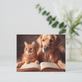 Katze und Hund lesen ein Buch Postkarte (Stehend Vorderseite)