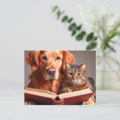 Katze und Hund lesen ein Buch Postkarte (Stehend Vorderseite)