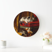 Katze und Kätzchen spielen mit Stuhl Große Wanduhr (Zuhause)