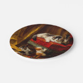 Katze und Kätzchen spielen mit Stuhl Pappteller (Schrägansicht)