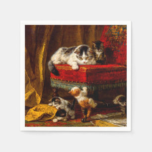 Katze und Kätzchen spielen mit Stuhl Serviette