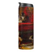 Katze und Kätzchen spielen mit Stuhl Thermosbecher (Nach rechts gedreht)