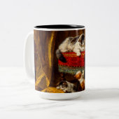 Katze und Kätzchen spielen mit Stuhl Zweifarbige Tasse (Vorderseite Links)