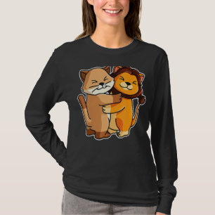 Katze und Löwe Niedliche Kätzchen umarmende Tiere  T-Shirt