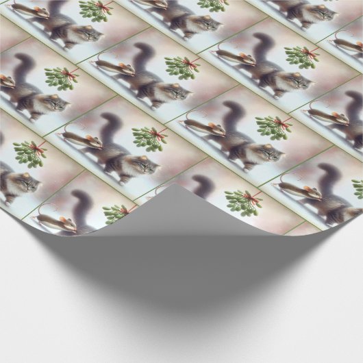 Katze und Maus unter einem Mistleton Geschenkpapier (Ecke)