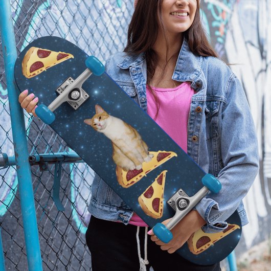 KATZE UND PIZZA IM RAUMSKATEBOARD SKATEBOARD