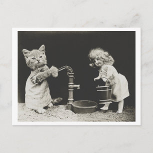 Katze und Puppe an der Wasserpumpe Vintage Kuriosi Postkarte