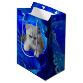 Katze und Rose Mittlere Geschenktüte (Vorderseite Schrägansicht)