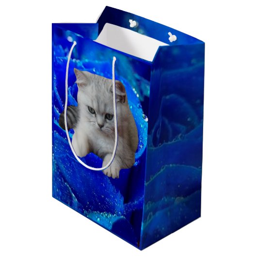 Katze und Rose Mittlere Geschenktüte (Rückseite Schrägansicht)