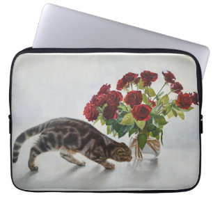 Katze und rote Rosen – Realistischer Ölmalerei-Dru Laptopschutzhülle