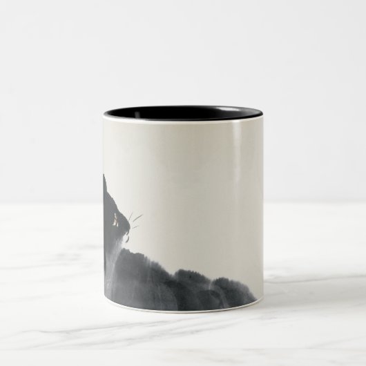 Katze und Schmetterling Zweifarbige Tasse (Mittel)