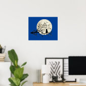 Katze und Vögel mit Silhouette und Vollmond Poster (Heimbüro)