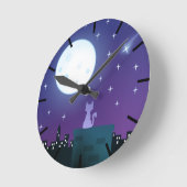 Katze unter Mondlicht Runde Wanduhr (Winkel)