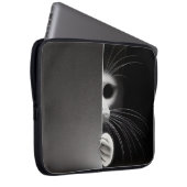 Katze versteckt sich im Schatten Laptopschutzhülle (Vorne Rechts)