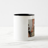 Katzen auf einer Stuhl-Tasse Zweifarbige Tasse (Mittel)