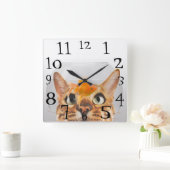 Katzen-aufpassender Goldfisch in einer Quadratische Wanduhr (Zuhause)