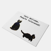 Katzen begrüßen Leute zugelassene schwarze Fußmatte (Schrägansicht)