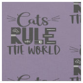 Katzen beherrschen die trendigen Plakatflüster der Stoff (Nahaufnahme)