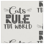 Katzen beherrschen die trendigen Plakatflüster der Stoff (Nahaufnahme)