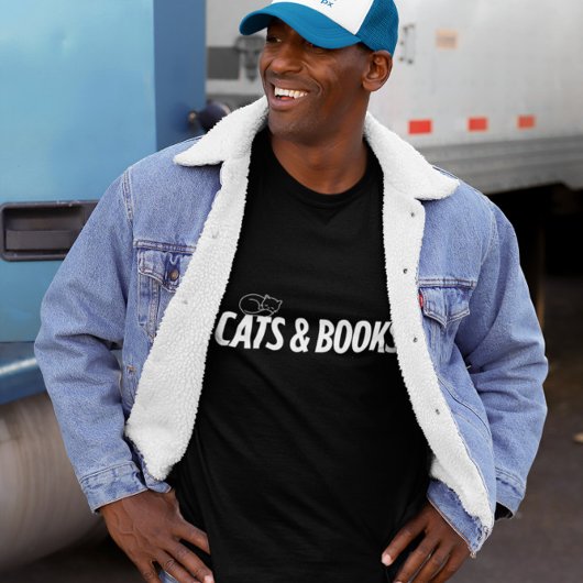 Katzen & Bücher – Cozy Minimalist Design T-Shirt