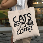 Katzen Bücher Kaffeetyp Buchwürmer Zitat Tragetasche<br><div class="desc">Eine Typografie zitiert Tasche für jeden,  der Katzen,  Bücher und Kaffee mag. Wer würde nicht..?</div>