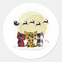 Katzen, die den Aufkleber Santa und Rentiere beoba