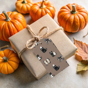 Katzen, die Geister auf einem braunen Halloween-Ge Geschenkanhänger