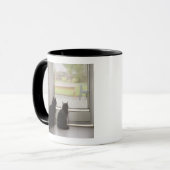 Katzen, die heraus Eingangstür mit Fliegengitter Tasse (Vorderseite Links)