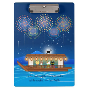 Katzen, die sich in Feuerwerken erfreuen, an Bord  Klemmbrett