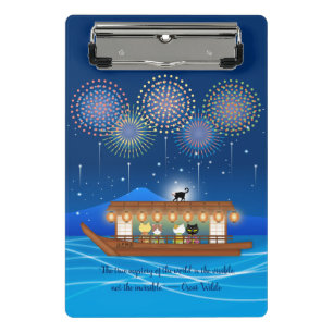 Katzen, die sich in Feuerwerken erfreuen, an Bord  Mini Klemmbrett