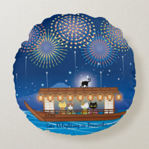 Katzen, die sich in Feuerwerken erfreuen, an Bord  Rundes Kissen