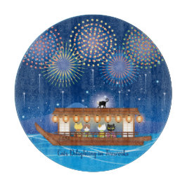 Katzen, die sich in Feuerwerken erfreuen, an Bord Schneidebrett