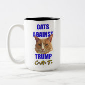 Katzen gegen Trumpf C.A.T. Zweifarbige Tasse (Links)