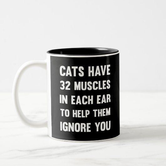 Katzen haben 32 Muskeln in jedem Ohr..| Funny Cats Zweifarbige Tasse (Links)