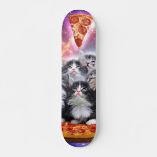 Katzen Illuminatis und Pizza Skateboard