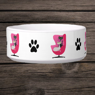 Katzen im Mid-Century-Stil auf rosa Stuhl mit schw Napf