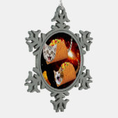 Katzen im Weltraum Schneeflocken Zinn-Ornament (Links)