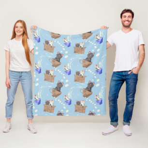 Katzen in Kiste und Milchfallen auf blau Fleecedecke