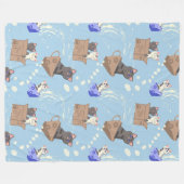 Katzen in Kiste und Milchfallen auf blau Fleecedecke (Vorderseite (Horizontal))
