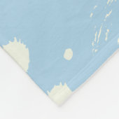Katzen in Kiste und Milchfallen auf blau Fleecedecke (Ecke)