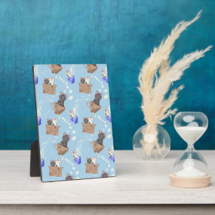 Katzen in Kiste und Milchfallen auf blau Fotoplatte