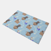 Katzen in Kiste und Milchfallen auf blau Fußmatte (Schrägansicht)