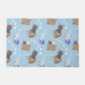 Katzen in Kiste und Milchfallen auf blau Fußmatte (Vorderseite)