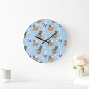 Katzen in Kiste und Milchfallen auf blau Große Wanduhr