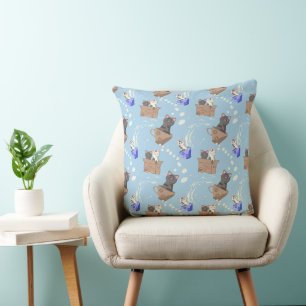 Katzen in Kiste und Milchfallen auf blau Kissen