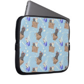 Katzen in Kiste und Milchfallen auf blau Laptopschutzhülle (Vorne Rechts)