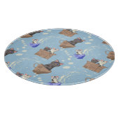 Katzen in Kiste und Milchfallen auf blau Schneidebrett (Ecke)